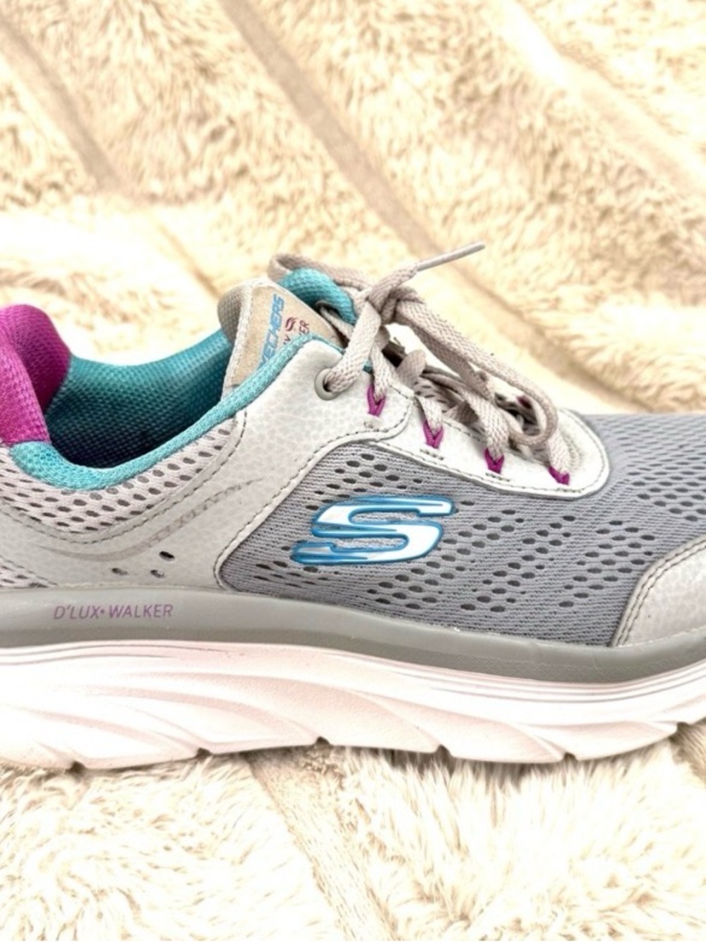 Women’s Skechers D’Lux Walker Sneakers